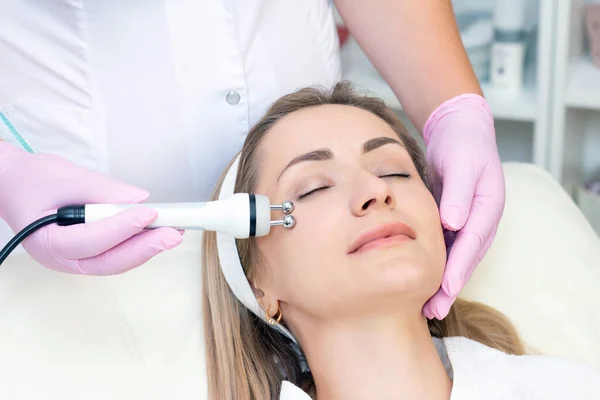 Cosmetologia Hardware Giovane Donna Occhi Chiusi Che Riceve Procedura Sollevamento — Foto Stock