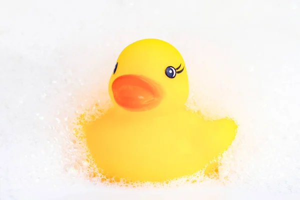 泡沫中的橡胶黄鸭 婴儿和儿童的洗浴概念 — 图库照片