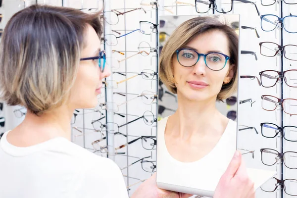 Ung Kvinna Optikaffären Väljer Nya Glasögon Med Optiker Glasögon Förrådet — Stockfoto