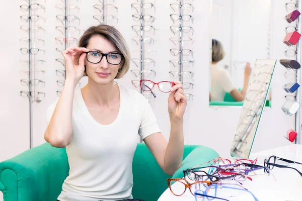 Mujer Joven Tienda Óptica Elegir Nuevas Gafas Con Óptico Gafas — Foto de Stock