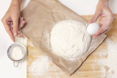 Kadın eli pizza hamuru yapıyor.