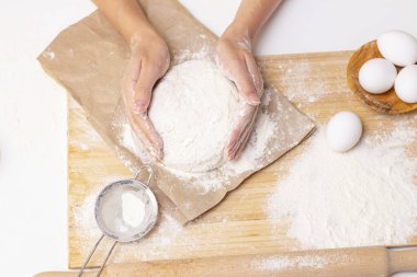 Kadın eli pizza hamuru yapıyor.