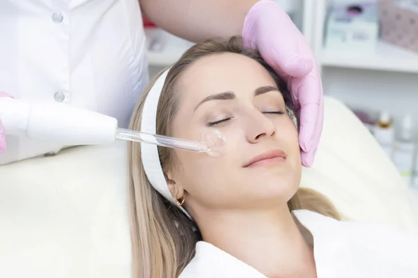 Cosmetologo Esegue Una Procedura Polso Corrente Volto Una Giovane Donna — Foto Stock