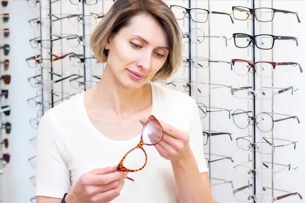 Mujer Joven Tienda Óptica Elegir Nuevas Gafas Con Óptico Gafas — Foto de Stock