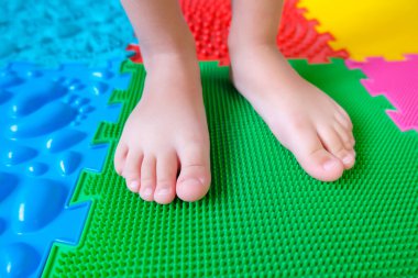 Ortopedik minderlerin üzerinde çocuk ayakları, düz ayakların önlenmesi..