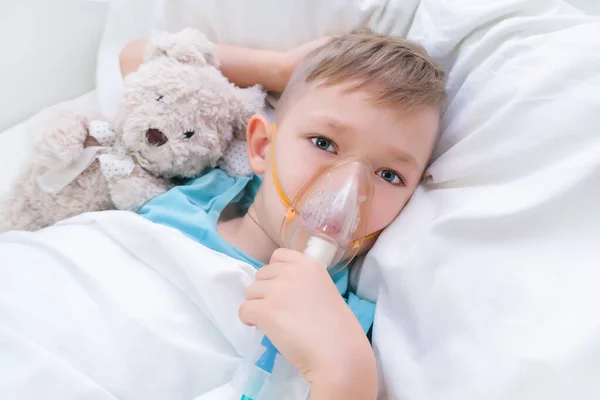 Niño Tiene Inhalación Procedimiento Para Tratamiento Los Pulmones —  Fotos de Stock