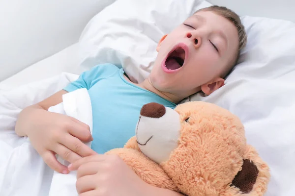 Ragazzo Dormire Con Peluche Peluche Orsacchiotto Bambino Sbadiglia — Foto Stock