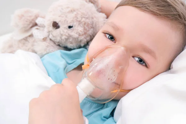 Niño Tiene Inhalación Procedimiento Para Tratamiento Los Pulmones —  Fotos de Stock
