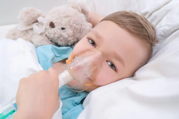 Niño Tiene Inhalación Procedimiento Para Tratamiento Los Pulmones — Foto de Stock