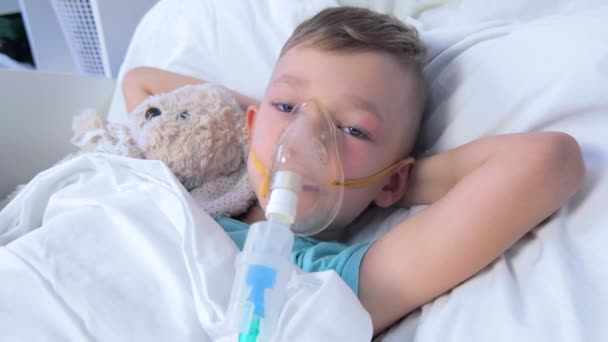 Niño Tiene Inhalación Procedimiento Para Tratamiento Los Pulmones — Vídeo de stock