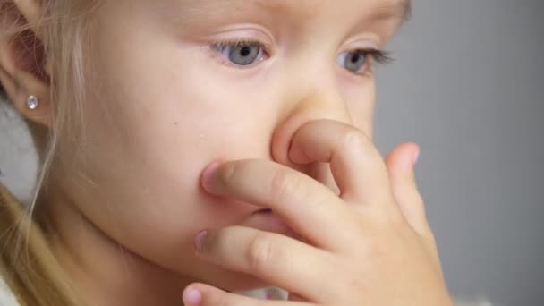 Colheita Nasal Criança Colhendo Nariz Perto — Vídeo de Stock