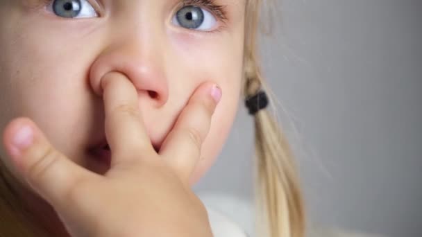 Μάζεμα Μύτης Παιδί Σκαλίζει Μύτη Του Από Κοντά — Αρχείο Βίντεο