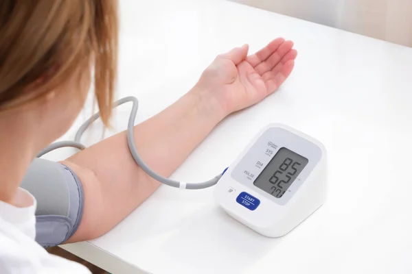 Man Measures Blood Pressure White Background Arterial Hypotension Hand Tonometer — Fotografia de Stock