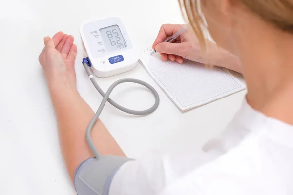 Erwachsene Frau Misst Blutdruck Weißer Hintergrund Arterielle Hypotonie — Stockfoto