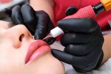 Kalıcı dudak makyajını kapat. Dudak dövmesi. Güzel dudaklar