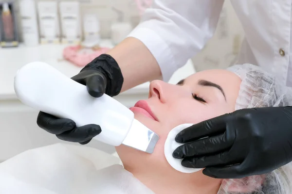 Ultradźwiękowe Czyszczenie Twarzy Młodej Kobiety Gabinecie Kosmetologii — Zdjęcie stockowe