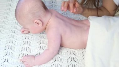 Bebek masajı. Annem bebeğine masaj yapıyor. Sağlık ve Tıp Konsepti.