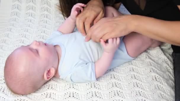 Mama Spielt Mit Baby Liebe Zum Baby Zeigen Kitzeln — Stockvideo