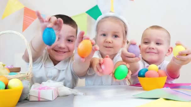 Tavşan Kulaklı Neşeli Çocuklar Paskalya Için Boyalı Yumurtalarla Oynuyorlar Çocuklar — Stok video