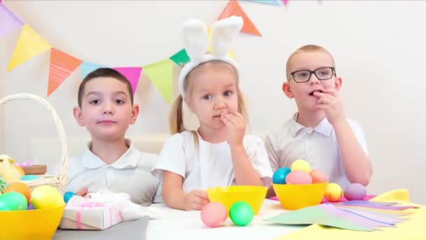 Забавні Діти Вухах Кролика Малюють Яйця Великдень Діти Їдять Цукерки — стокове відео