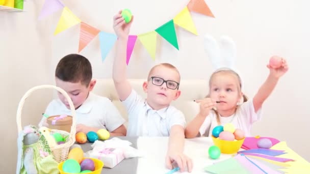 Fröhliche Kinder Hasenohren Spielen Ostern Mit Bemalten Eiern Kinder Essen — Stockvideo