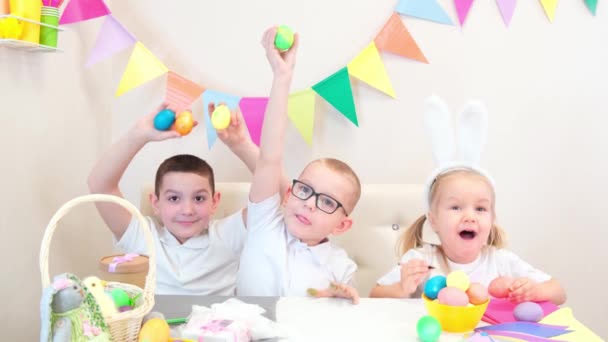 Fröhliche Kinder Hasenohren Spielen Ostern Mit Bemalten Eiern Kinder Essen — Stockvideo