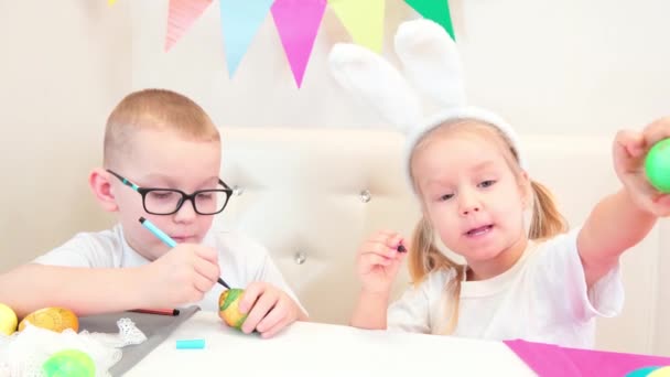 Niños Divertidos Orejas Conejo Dibujan Huevos Para Día Pascua Los — Vídeos de Stock