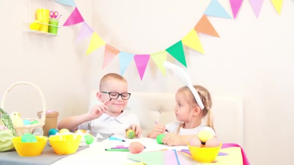 Zabawne Dzieciaki Króliczych Uszach Rysują Jajka Wielkanoc Dzieci Jedzą Słodycze — Wideo stockowe