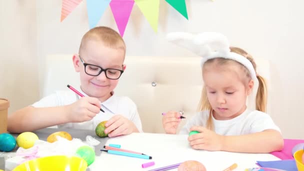 Забавные Дети Кроличьих Ушах Рисуют Яйца Пасху Дети Едят Сладости — стоковое видео