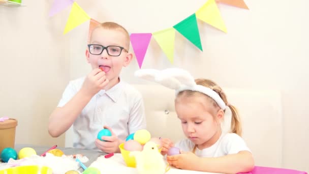 Lustige Kinder Hasenohren Malen Ostereier Kinder Essen Süßigkeiten Und Lachen — Stockvideo