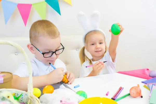 Zabawne Dzieciaki Króliczych Uszach Rysują Jajka Wielkanoc Dzieci Jedzą Słodycze — Zdjęcie stockowe