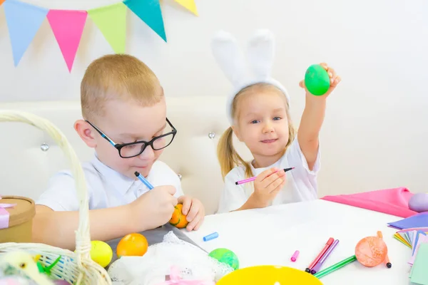 Bambini Divertenti Nelle Orecchie Coniglio Disegnano Uova Giorno Pasqua Bambini — Foto Stock