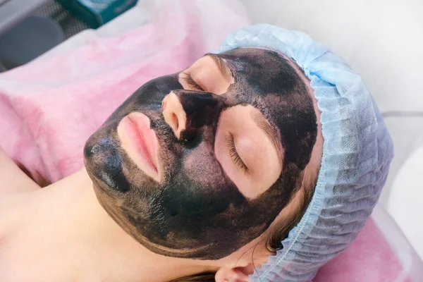 サロンで顔に炭素ナノゲルを持つ若い女性 皮むき手順 — ストック写真