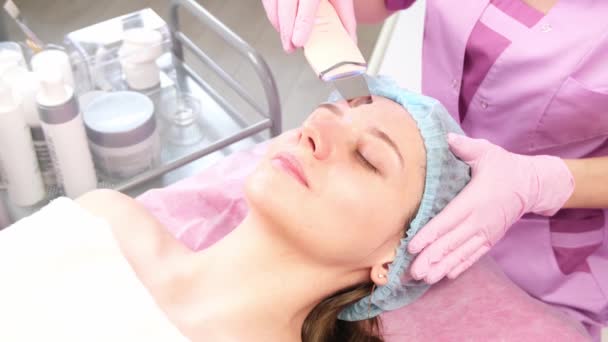 美容外科办公室一名年轻妇女脸部超声波清洁 — 图库视频影像