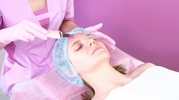 Pulizia Ultrasuoni Del Viso Una Giovane Donna Ufficio Cosmetologia — Video Stock