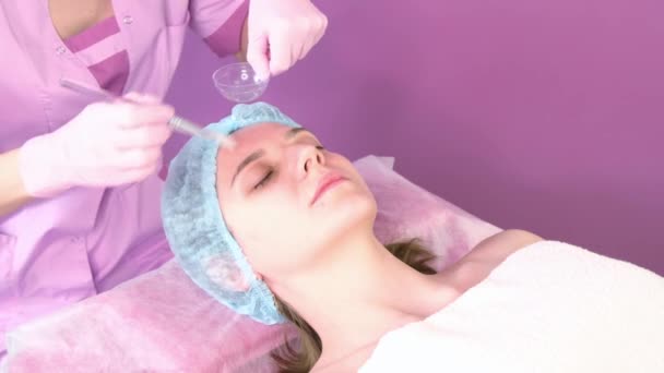 Kosmetologie Konzept Schmiert Kosmetologe Das Gesicht Mit Einem Pinsel Für — Stockvideo