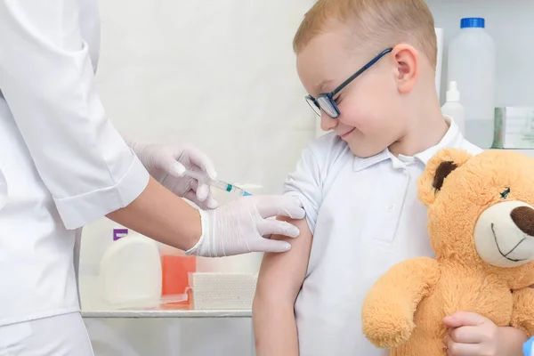 Niño Recibiendo Vacuna Clínica Cerca Prevención Del Virus —  Fotos de Stock