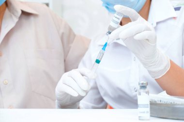 Hastanede bir yetişkinin aşısı olmak. Sağlık konsepti, koronavirüs aşısı