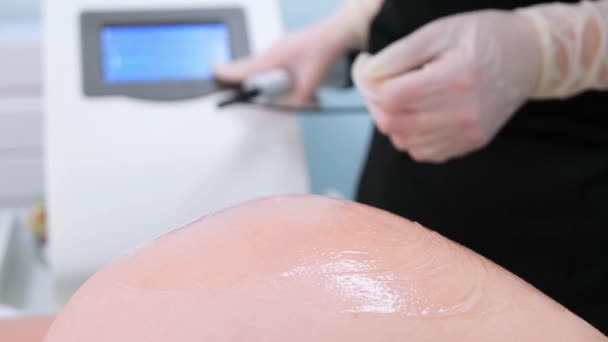 体腔空化治疗 超声治疗脂肪减少 美容美发超声波按摩疗法在沙龙 臀部和大腿的抗蜂窝按摩 — 图库视频影像