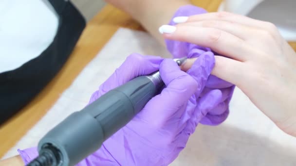 砂光去除工艺 指甲处理设备 五金修指甲 美容师正在对女性手指进行指甲电钻修指甲 — 图库视频影像
