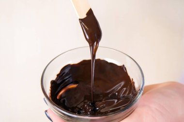 Kakao rengi çikolata yüzlü ve vücut maskeli. Ev yapımı güzellik ve spa tarifi.