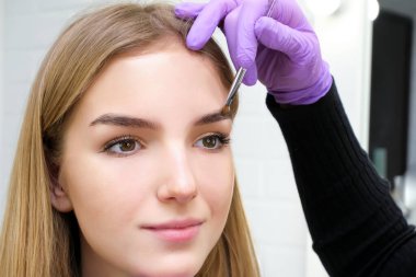 Kaşlarını fırçayla şekillendiren genç kadın, yaklaş.