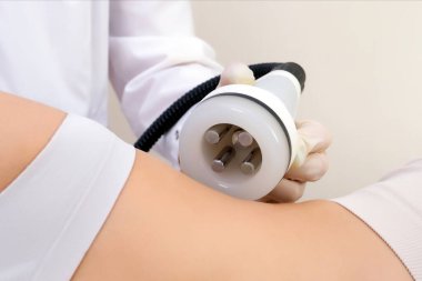 Vücudun selülitlere karşı vakum masajı, yanan ve ayrıştıran yağlara karşı. Cilt bakımı kavramı, pürüzsüz cilt