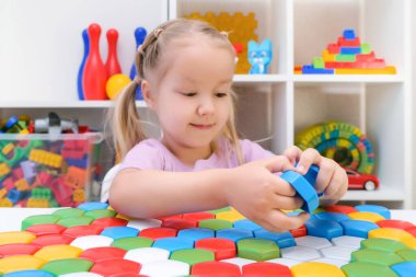 Konuşma terapisi, iyi motor becerilerin geliştirilmesi. Yapboz oynayan kız, mutlu çocuk.