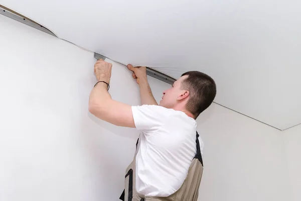 Worker Installs Stretch Ceiling Construction Renovation Concept — Stock Photo, Image