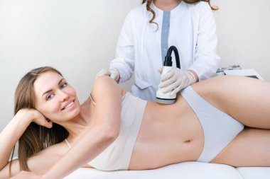 Vücudun selülitlere karşı vakum masajı, yanan ve ayrıştıran yağlara karşı. Cilt bakımı kavramı, pürüzsüz cilt