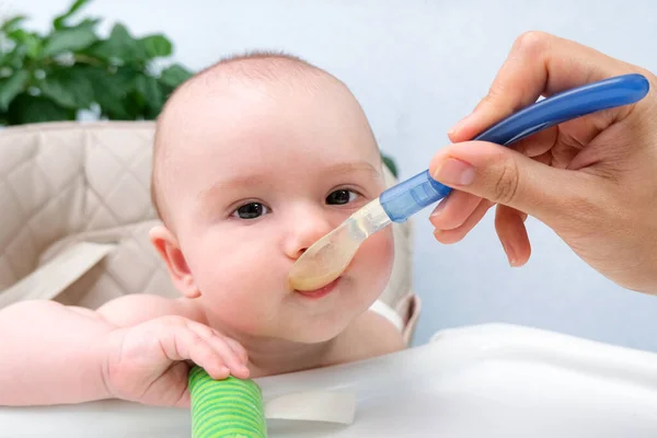 Alimentando Bebé Mamá Alimenta Puré Verduras Infantil Con Una Cuchara —  Fotos de Stock