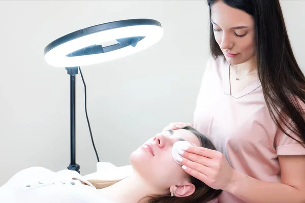 Giovane Donna Strofinando Gli Occhi Con Una Spugna Facendo Procedura — Foto Stock