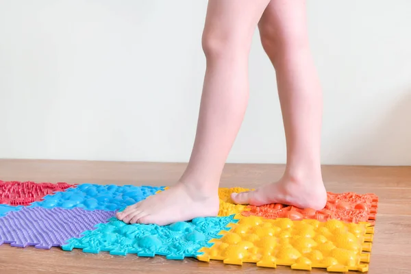 Fußmassage Kinderfüße Laufen Auf Orthopädischen Matten Behandlung Und Prävention Von — Stockfoto