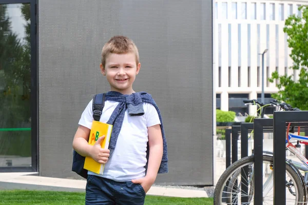 Studente Con Libro Mano Strada Mentre Andava Scuola Ritorno Scuola — Foto Stock